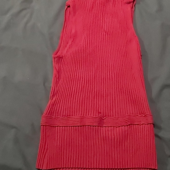 Sleeveless dark red top - Picture 2 of 2